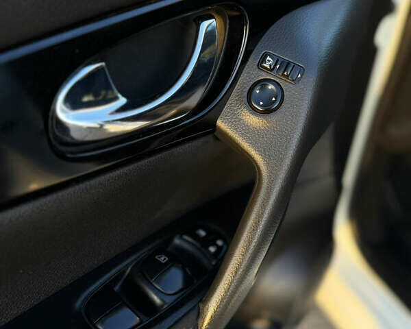 Белый Ниссан Кашкай, объемом двигателя 1.2 л и пробегом 150 тыс. км за 11700 $, фото 17 на Automoto.ua