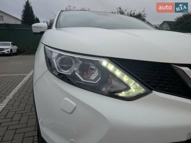 Белый Ниссан Кашкай, объемом двигателя 1.6 л и пробегом 132 тыс. км за 16500 $, фото 12 на Automoto.ua