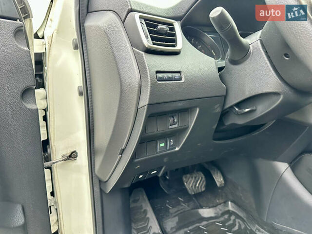 Білий Ніссан Кашкай, об'ємом двигуна 1.2 л та пробігом 56 тис. км за 14777 $, фото 19 на Automoto.ua