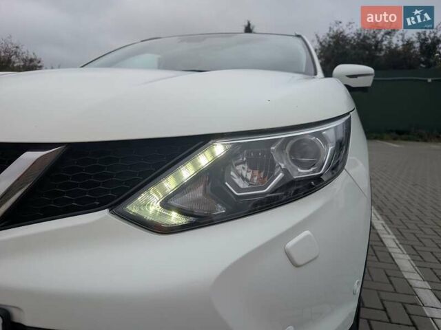 Белый Ниссан Кашкай, объемом двигателя 1.6 л и пробегом 132 тыс. км за 16500 $, фото 13 на Automoto.ua