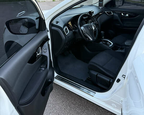 Белый Ниссан Кашкай, объемом двигателя 2 л и пробегом 148 тыс. км за 15000 $, фото 6 на Automoto.ua