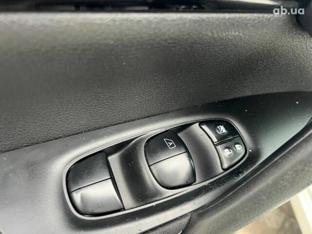 Білий Ніссан Кашкай, об'ємом двигуна 1.6 л та пробігом 216 тис. км за 16990 $, фото 15 на Automoto.ua