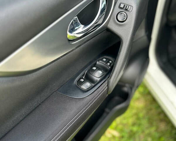 Белый Ниссан Кашкай, объемом двигателя 1.6 л и пробегом 123 тыс. км за 18200 $, фото 20 на Automoto.ua