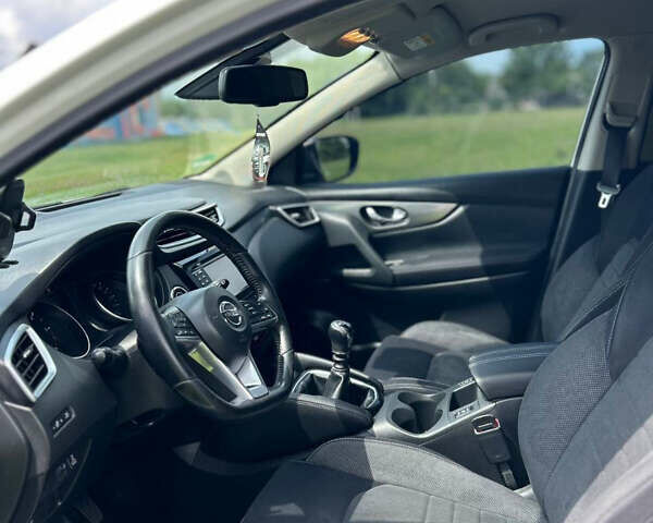 Белый Ниссан Кашкай, объемом двигателя 1.6 л и пробегом 123 тыс. км за 18200 $, фото 21 на Automoto.ua