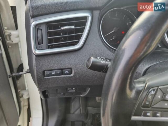 Белый Ниссан Кашкай, объемом двигателя 1.2 л и пробегом 178 тыс. км за 12800 $, фото 33 на Automoto.ua