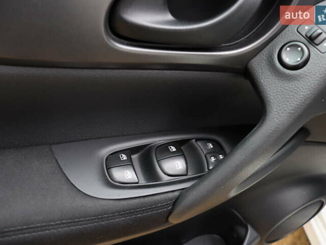 Белый Ниссан Кашкай, объемом двигателя 1.6 л и пробегом 245 тыс. км за 15900 $, фото 9 на Automoto.ua