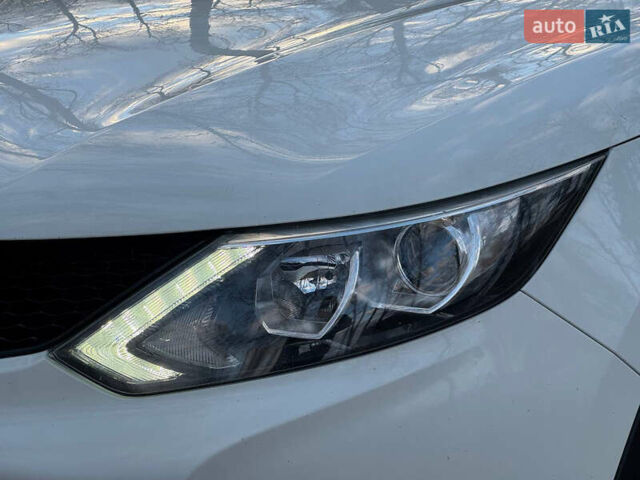 Белый Ниссан Кашкай, объемом двигателя 1.2 л и пробегом 113 тыс. км за 10950 $, фото 5 на Automoto.ua