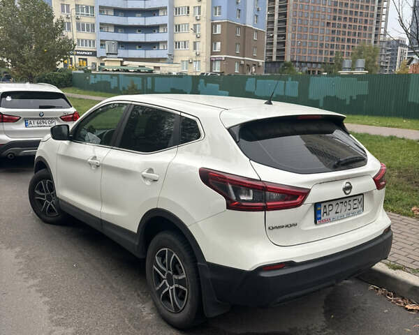 Белый Ниссан Кашкай, объемом двигателя 1.2 л и пробегом 82 тыс. км за 14300 $, фото 2 на Automoto.ua