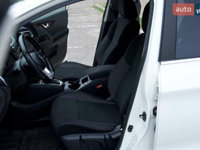 Білий Ніссан Кашкай, об'ємом двигуна 1.2 л та пробігом 141 тис. км за 14300 $, фото 6 на Automoto.ua