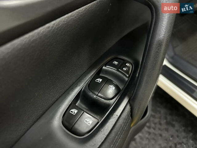 Белый Ниссан Кашкай, объемом двигателя 1.6 л и пробегом 103 тыс. км за 15499 $, фото 6 на Automoto.ua