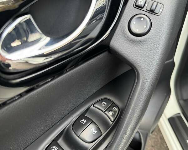 Белый Ниссан Кашкай, объемом двигателя 1.2 л и пробегом 143 тыс. км за 15000 $, фото 21 на Automoto.ua