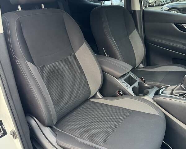 Белый Ниссан Кашкай, объемом двигателя 1.2 л и пробегом 143 тыс. км за 15000 $, фото 28 на Automoto.ua