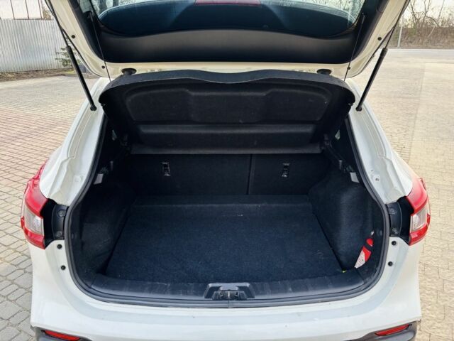 Белый Ниссан Кашкай, объемом двигателя 1.2 л и пробегом 130 тыс. км за 12300 $, фото 12 на Automoto.ua