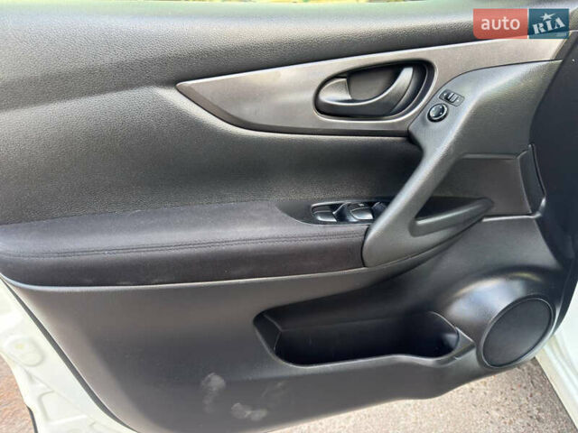 Белый Ниссан Кашкай, объемом двигателя 1.2 л и пробегом 113 тыс. км за 10950 $, фото 25 на Automoto.ua