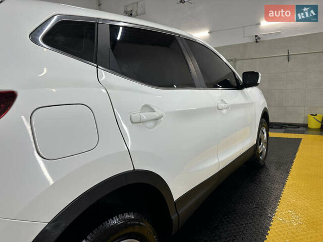 Белый Ниссан Кашкай, объемом двигателя 1.6 л и пробегом 103 тыс. км за 15499 $, фото 5 на Automoto.ua