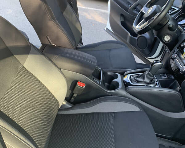 Белый Ниссан Кашкай, объемом двигателя 1.6 л и пробегом 120 тыс. км за 17000 $, фото 7 на Automoto.ua