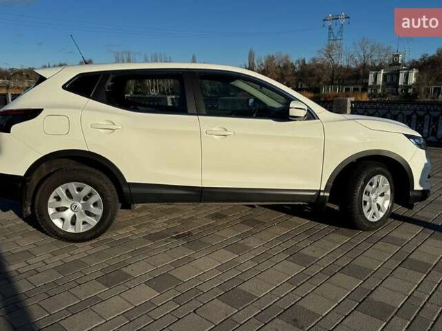 Білий Ніссан Кашкай, об'ємом двигуна 1.2 л та пробігом 62 тис. км за 15900 $, фото 3 на Automoto.ua