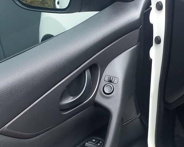 Белый Ниссан Кашкай, объемом двигателя 1.2 л и пробегом 90 тыс. км за 14200 $, фото 19 на Automoto.ua