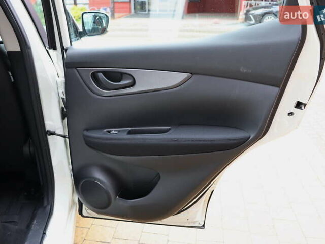 Белый Ниссан Кашкай, объемом двигателя 1.6 л и пробегом 245 тыс. км за 15900 $, фото 35 на Automoto.ua