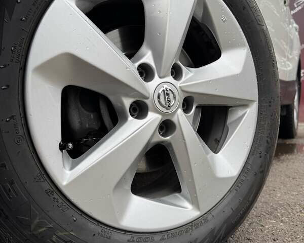 Белый Ниссан Кашкай, объемом двигателя 1.2 л и пробегом 143 тыс. км за 15000 $, фото 5 на Automoto.ua