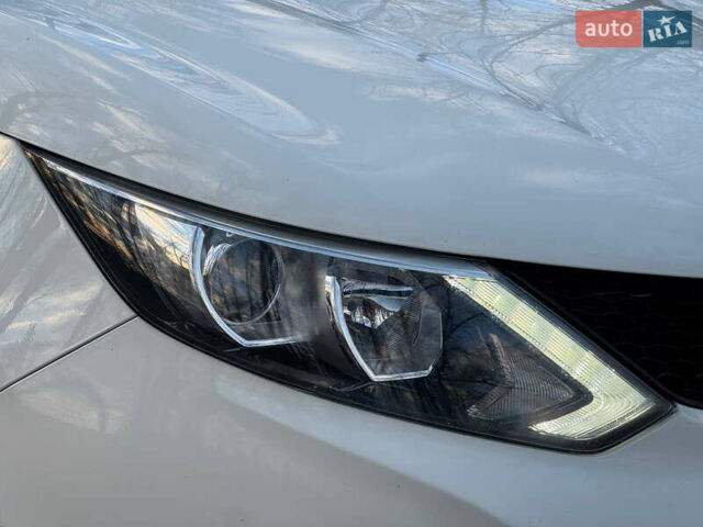 Белый Ниссан Кашкай, объемом двигателя 1.2 л и пробегом 113 тыс. км за 10950 $, фото 6 на Automoto.ua