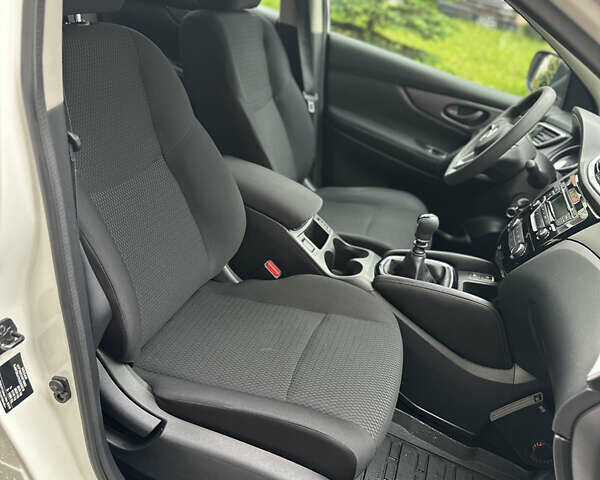 Белый Ниссан Кашкай, объемом двигателя 1.6 л и пробегом 245 тыс. км за 14800 $, фото 13 на Automoto.ua