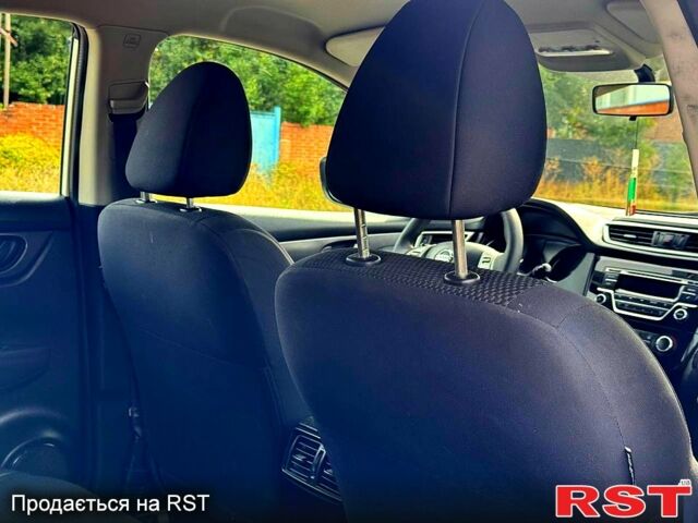 Белый Ниссан Кашкай, объемом двигателя 1.2 л и пробегом 112 тыс. км за 11850 $, фото 6 на Automoto.ua