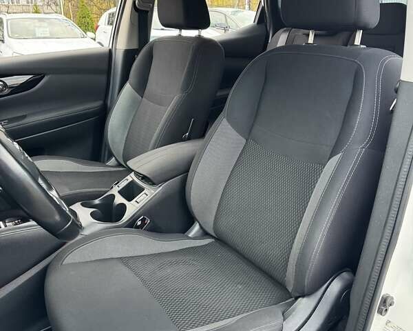 Белый Ниссан Кашкай, объемом двигателя 1.2 л и пробегом 143 тыс. км за 15000 $, фото 18 на Automoto.ua