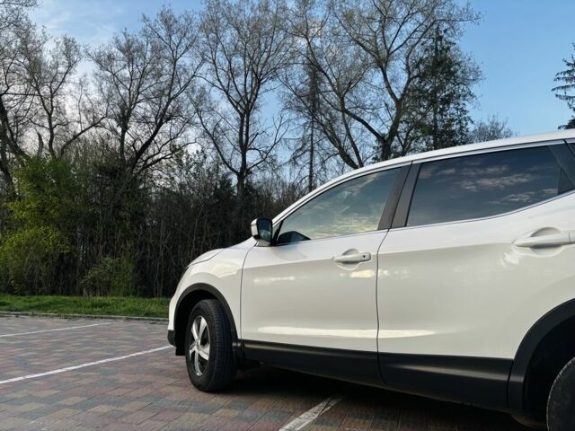 Белый Ниссан Кашкай, объемом двигателя 1.2 л и пробегом 130 тыс. км за 12300 $, фото 6 на Automoto.ua