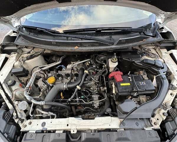 Белый Ниссан Кашкай, объемом двигателя 1.2 л и пробегом 143 тыс. км за 15000 $, фото 30 на Automoto.ua