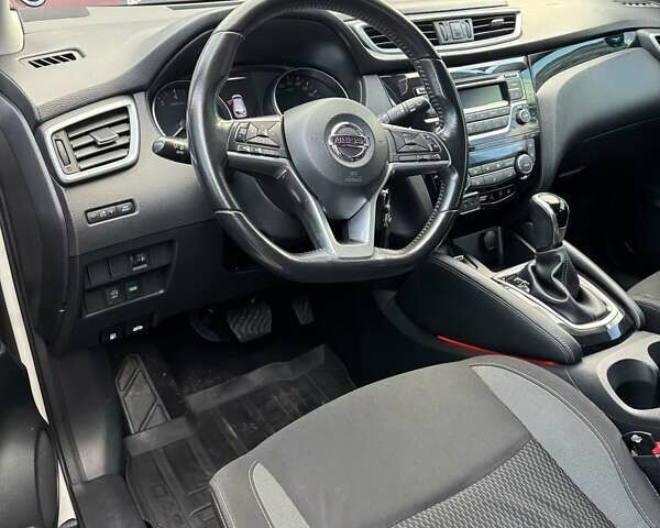 Белый Ниссан Кашкай, объемом двигателя 1.2 л и пробегом 143 тыс. км за 15000 $, фото 29 на Automoto.ua