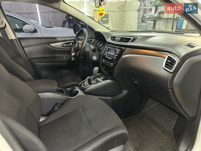 Белый Ниссан Кашкай, объемом двигателя 1.6 л и пробегом 103 тыс. км за 15499 $, фото 4 на Automoto.ua