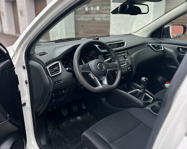 Белый Ниссан Кашкай, объемом двигателя 1.6 л и пробегом 245 тыс. км за 14800 $, фото 20 на Automoto.ua