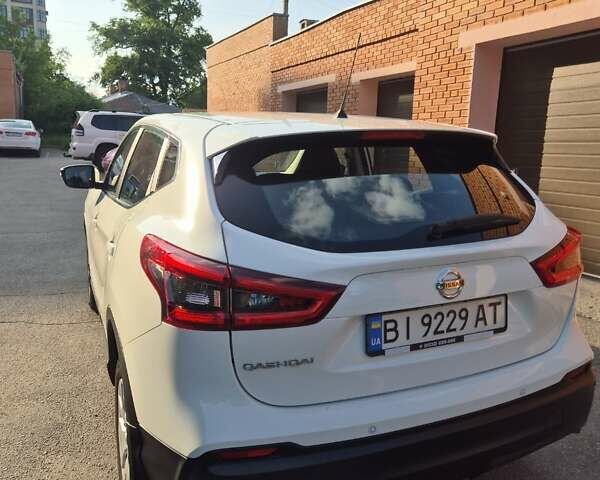 Белый Ниссан Кашкай, объемом двигателя 1.2 л и пробегом 49 тыс. км за 17000 $, фото 6 на Automoto.ua