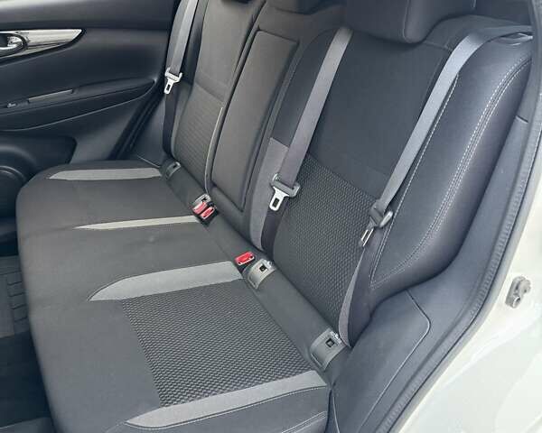 Белый Ниссан Кашкай, объемом двигателя 1.2 л и пробегом 143 тыс. км за 15000 $, фото 16 на Automoto.ua