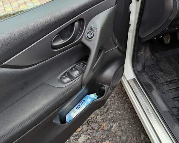 Білий Ніссан Кашкай, об'ємом двигуна 1.2 л та пробігом 130 тис. км за 12200 $, фото 11 на Automoto.ua