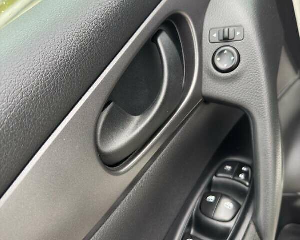 Белый Ниссан Кашкай, объемом двигателя 1.2 л и пробегом 135 тыс. км за 13555 $, фото 13 на Automoto.ua