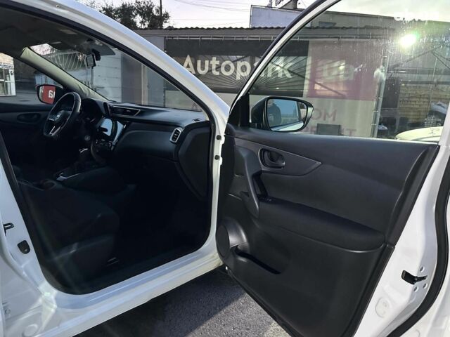 Белый Ниссан Кашкай, объемом двигателя 1.6 л и пробегом 130 тыс. км за 17790 $, фото 17 на Automoto.ua