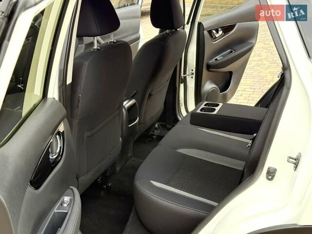 Белый Ниссан Кашкай, объемом двигателя 1.6 л и пробегом 37 тыс. км за 18900 $, фото 30 на Automoto.ua