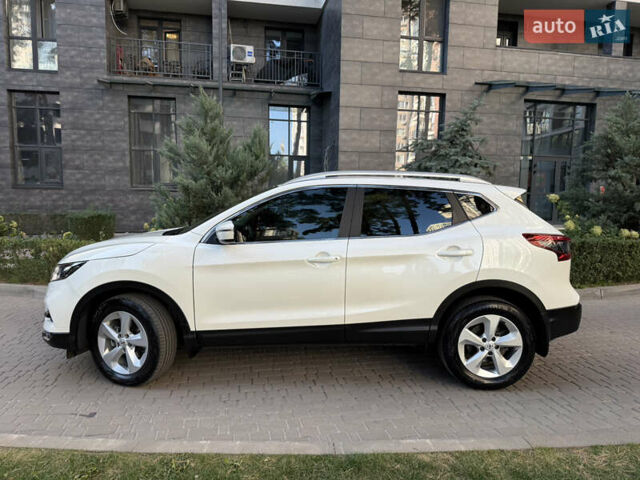 Белый Ниссан Кашкай, объемом двигателя 1.6 л и пробегом 105 тыс. км за 19900 $, фото 3 на Automoto.ua