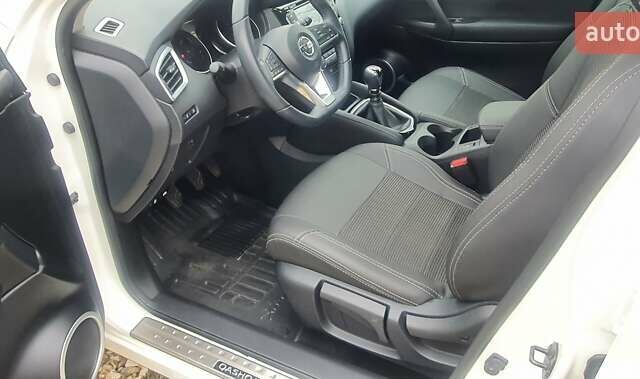 Белый Ниссан Кашкай, объемом двигателя 1.2 л и пробегом 43 тыс. км за 18800 $, фото 20 на Automoto.ua