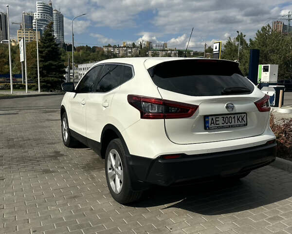 Белый Ниссан Кашкай, объемом двигателя 1.2 л и пробегом 80 тыс. км за 15800 $, фото 6 на Automoto.ua