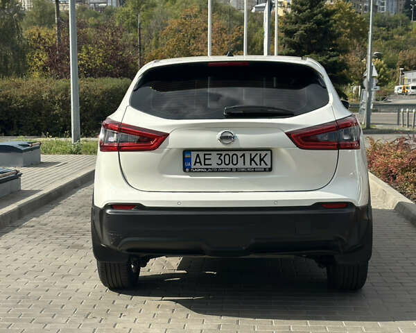 Белый Ниссан Кашкай, объемом двигателя 1.2 л и пробегом 80 тыс. км за 15800 $, фото 4 на Automoto.ua