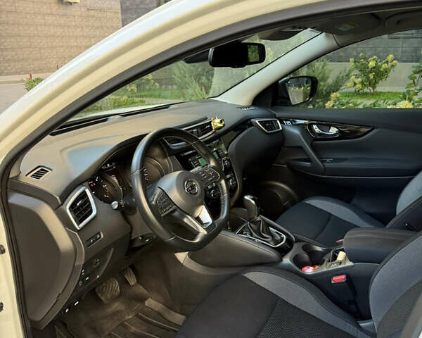 Белый Ниссан Кашкай, объемом двигателя 1.6 л и пробегом 105 тыс. км за 19900 $, фото 12 на Automoto.ua