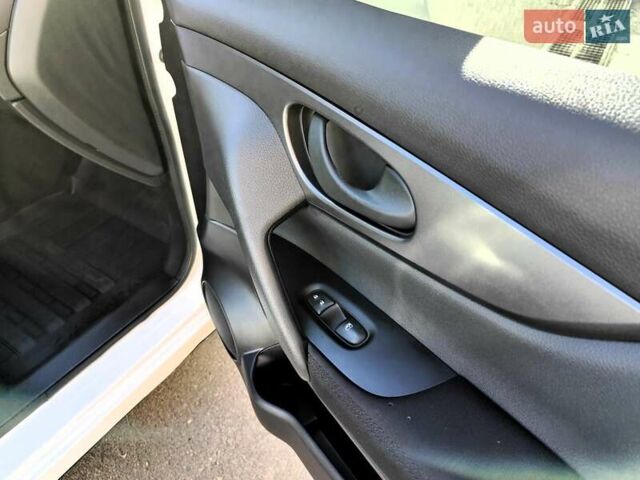 Белый Ниссан Кашкай, объемом двигателя 1.5 л и пробегом 117 тыс. км за 15990 $, фото 50 на Automoto.ua