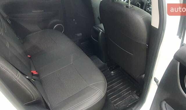 Белый Ниссан Кашкай, объемом двигателя 1.2 л и пробегом 43 тыс. км за 18800 $, фото 25 на Automoto.ua