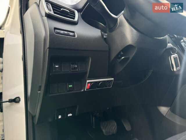 Белый Ниссан Кашкай, объемом двигателя 2 л и пробегом 126 тыс. км за 17000 $, фото 9 на Automoto.ua