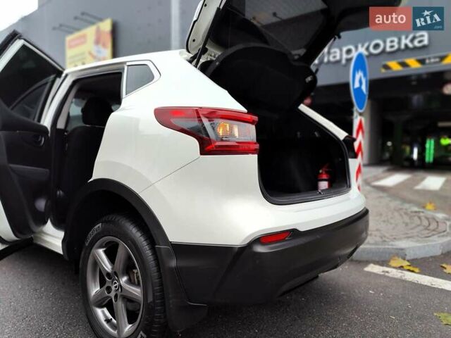 Белый Ниссан Кашкай, объемом двигателя 1.2 л и пробегом 162 тыс. км за 11990 $, фото 14 на Automoto.ua