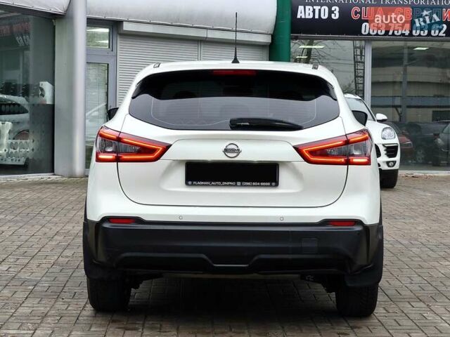 Белый Ниссан Кашкай, объемом двигателя 1.2 л и пробегом 80 тыс. км за 15200 $, фото 6 на Automoto.ua