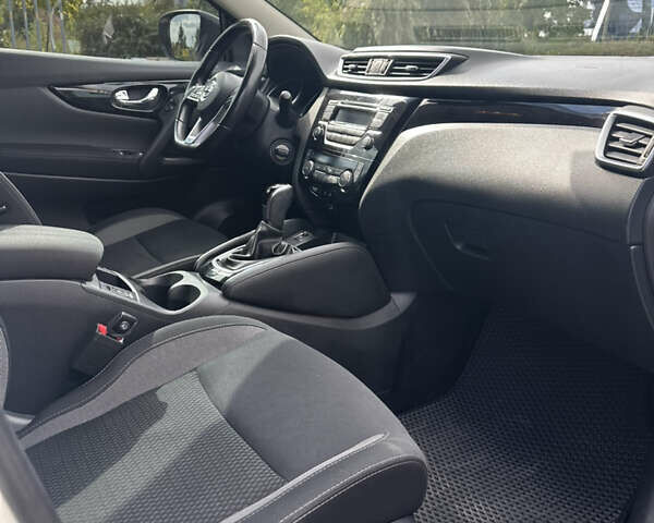 Белый Ниссан Кашкай, объемом двигателя 1.2 л и пробегом 80 тыс. км за 15800 $, фото 7 на Automoto.ua